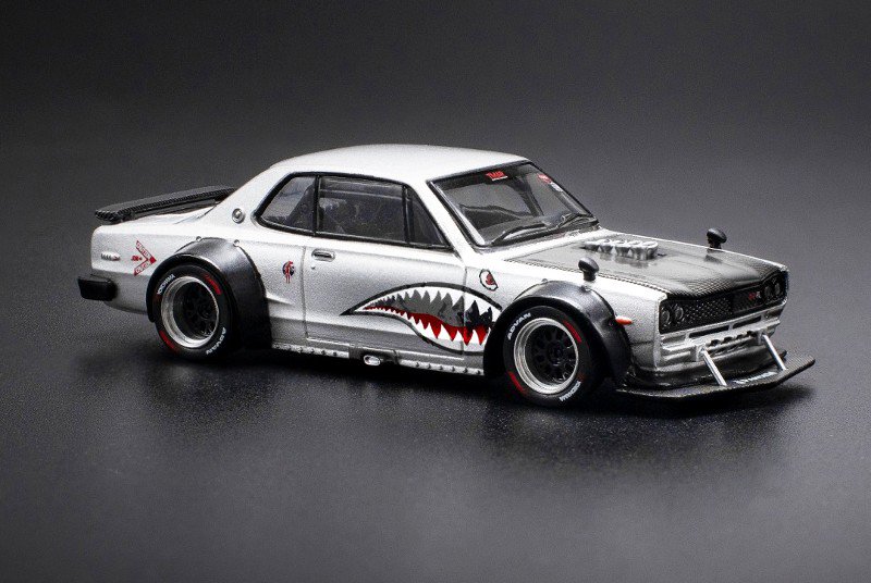 Pop Race 005 Blister - Nissan Skyline GT-R V8 Drift *Hakosuka*, metallic silver *Enigma Exclusive* Pop Race 005 Blister - Nissan Skyline GT-R V8 Drift *Hakosuka*, metallic silver *Enigma Exclusive* - Imagen 3